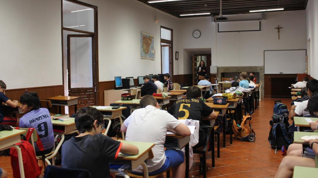 La hora de estudio por la tarde de los escolanos.
