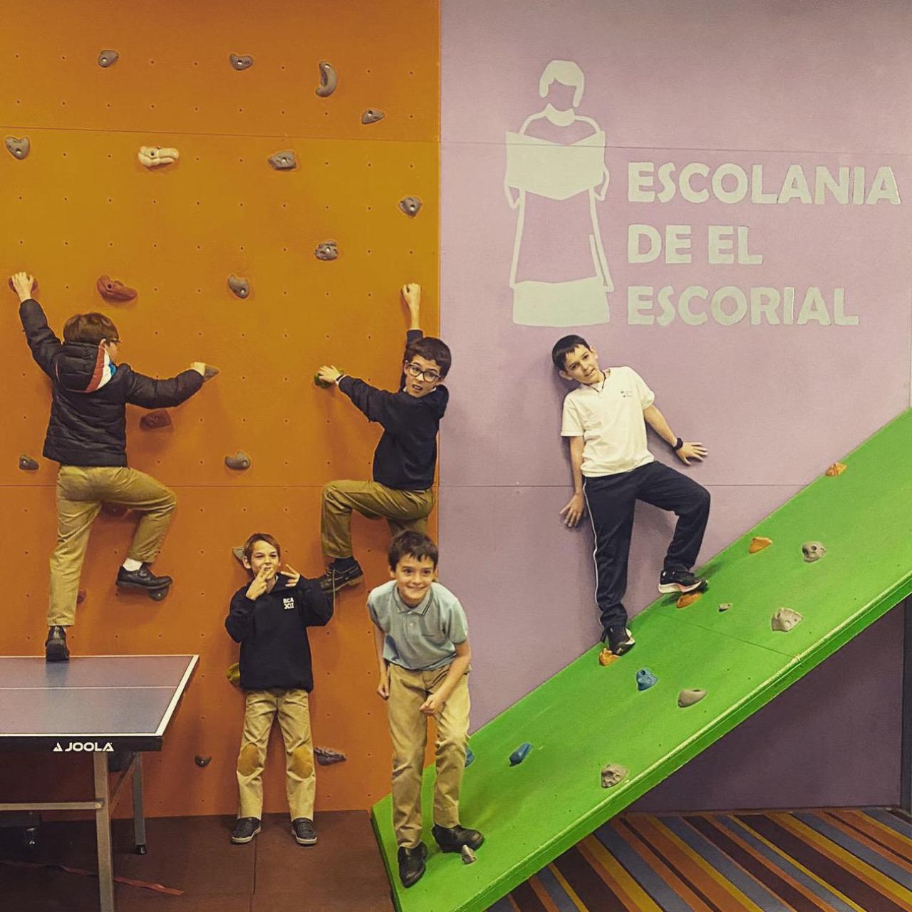 El rocódromo donde pueden jugar y divertirse los escolanos en sus horas de descanso.