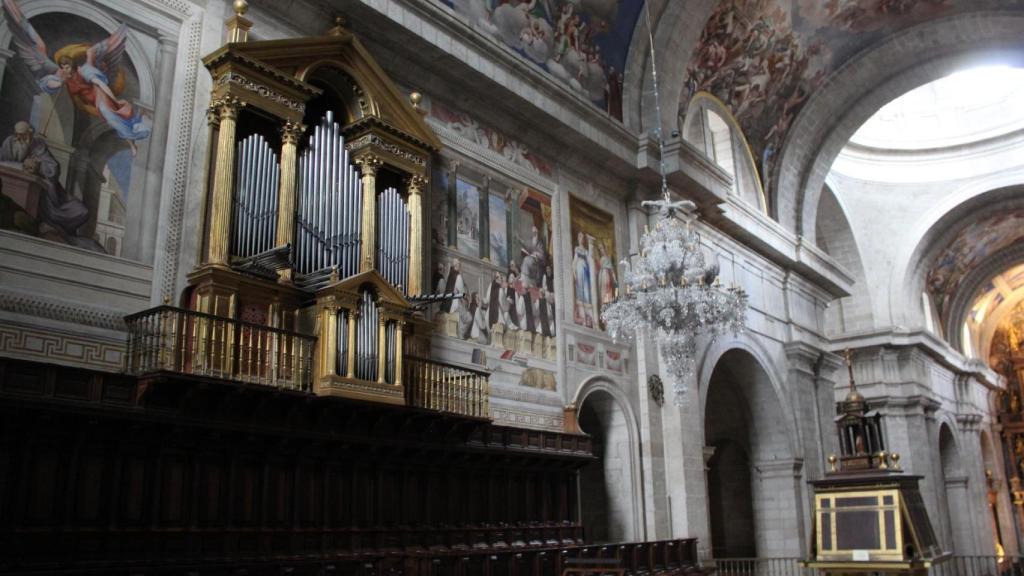La Basícila del Monasterio. La zona de arriba solo está dedicada a los habitantes de esa parte del lugar: los niños y los frailes.