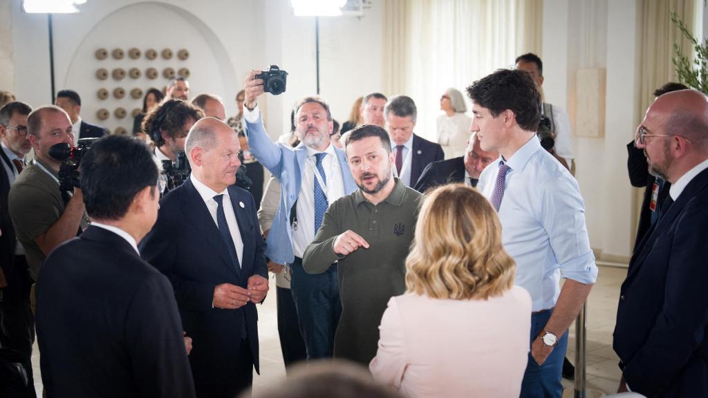Volodímir Zelenski conversa con Giorgia Meloni, Olaf Scholz y Justin Trudeau durante el encuentro del G7 en Fasano.