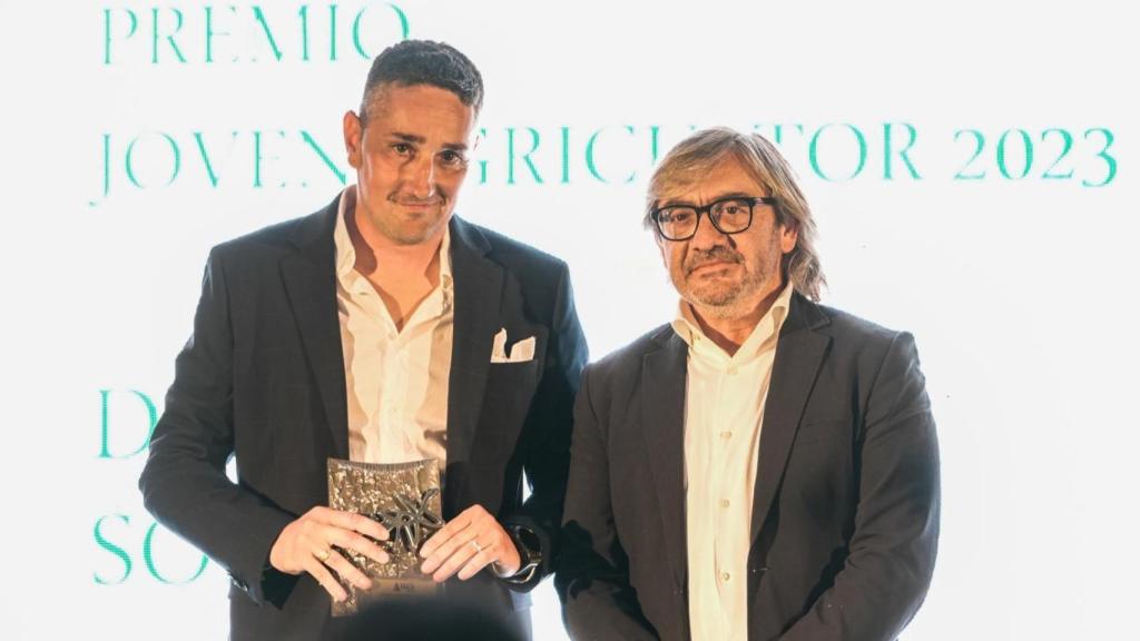 Ramón Sola con el premio 'Joven Agricultor' y el presidente de ASAJA Alicante José Vicente Andreu.