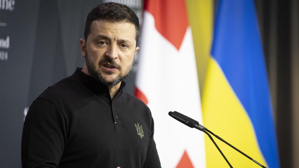 El presidente de Ucrania, Volodymyr Zelensky, pronuncia un comunicado de prensa durante la Cumbre sobre la Paz en Ucrania, en Stansstad, cerca de Lucerna, Suiza, el 15 de junio de 2024.