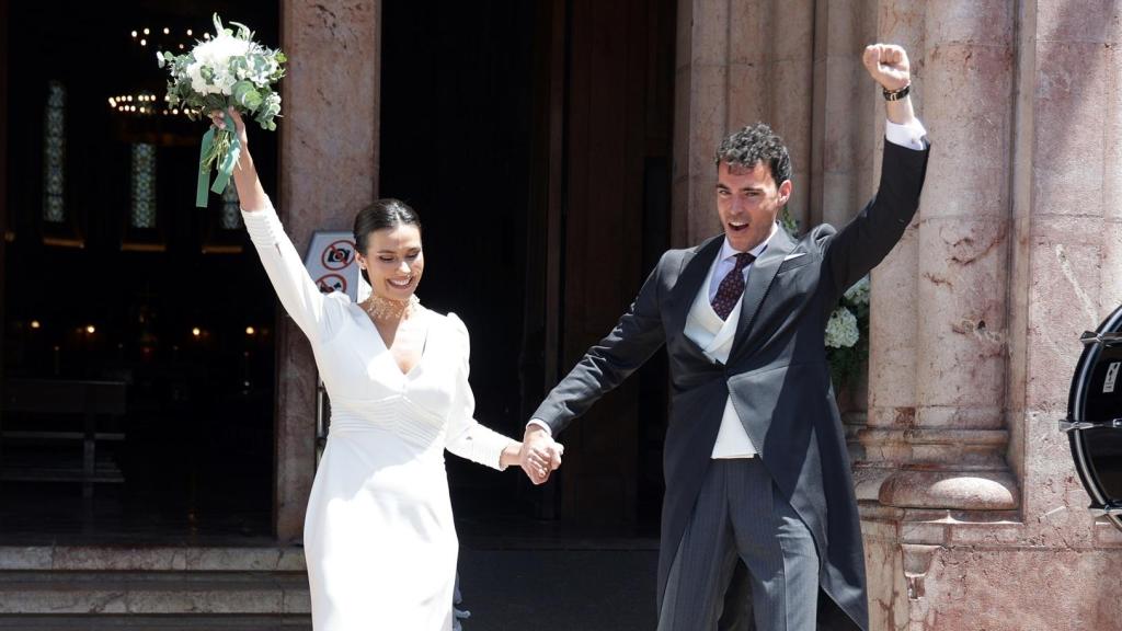Juancho García Obregón y Cristina Gutiérrez a la salida de su boda.