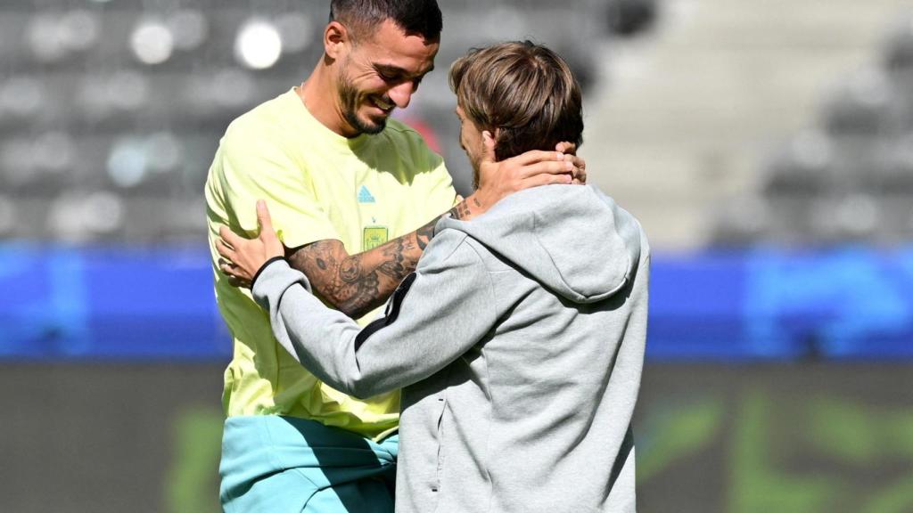 Joselu y Modric hablan en el césped antes del España - Croacia