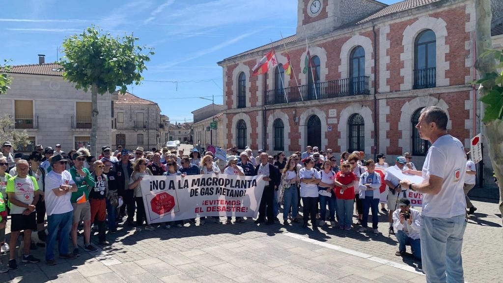 Imagen de la concentración en Montemayor de Pililla contra una planta de biogás