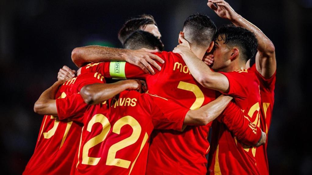 Los jugadores de la selección española celebran un gol