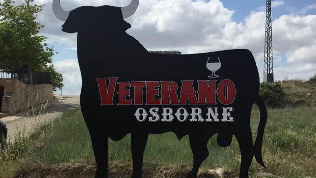Toro de Osborne en Olmeda de la Cuesta (Cuenca). Foto: Redes sociales del exalcalde José Luis Regacho.