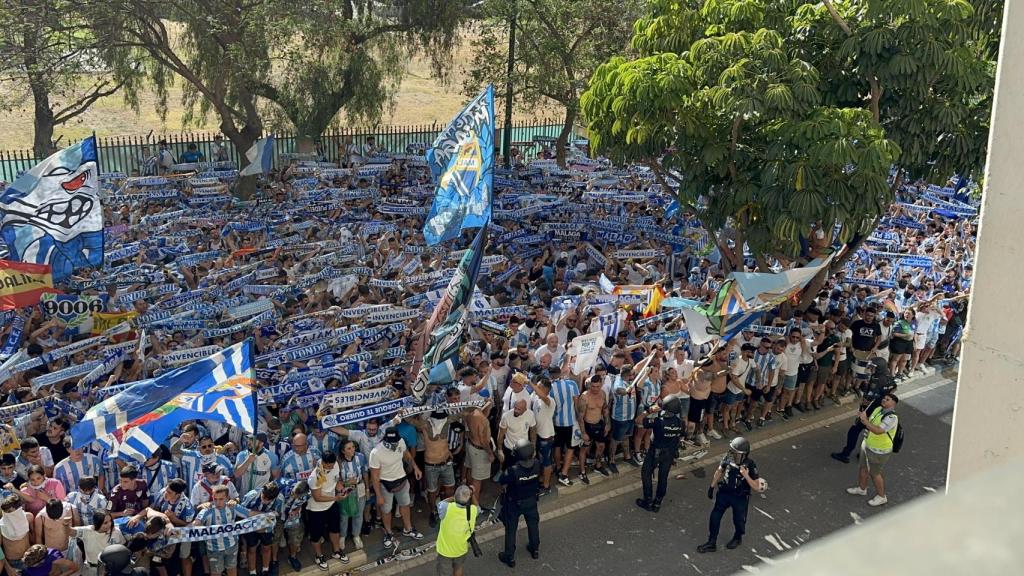 La afición del Málaga CF canta el himno en la previa del partido contra el Nàstic
