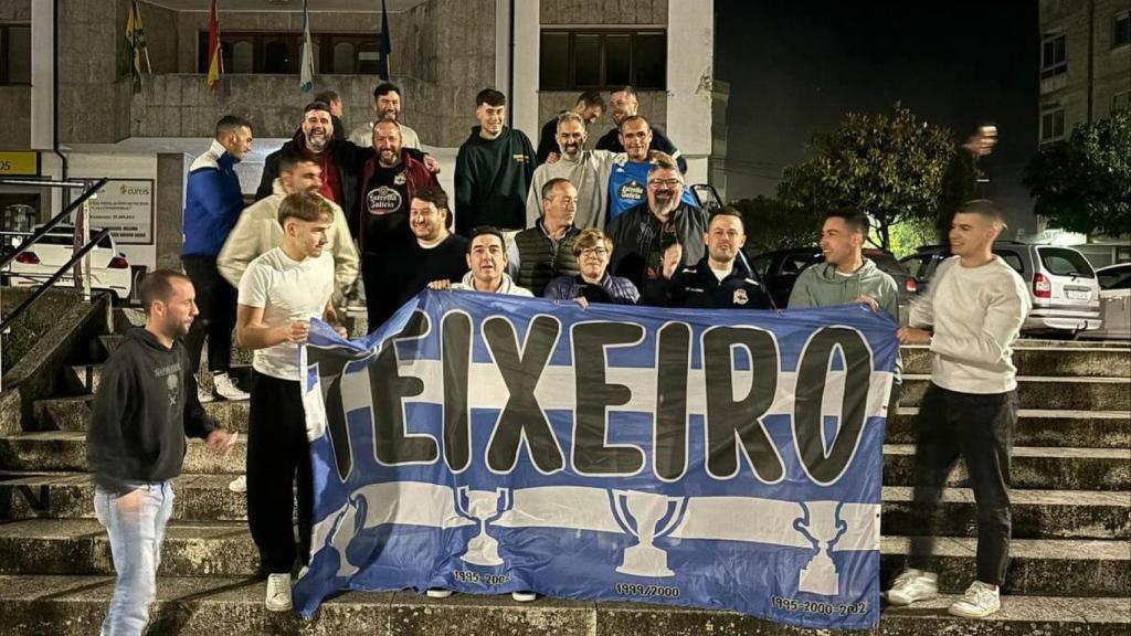 La peña deportivista de Teixeiro celebra el final de temporada con una bengalada