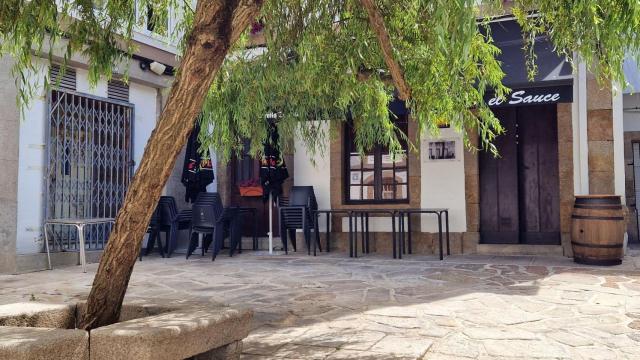 El restaurante con el emblemático Sauce en la plazuela