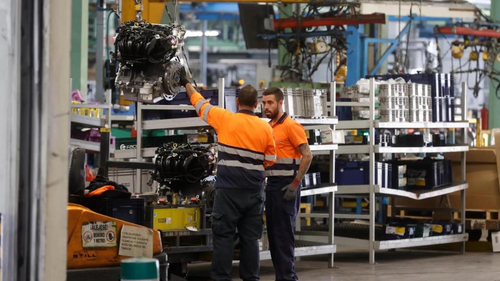 Trabajadores en la fábrica de Ford en Almussafes, Valencia.