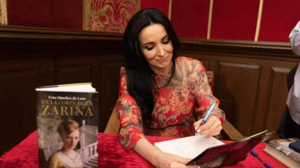 Cruz Sánchez de Lara firma un ejemplar de su novela.
