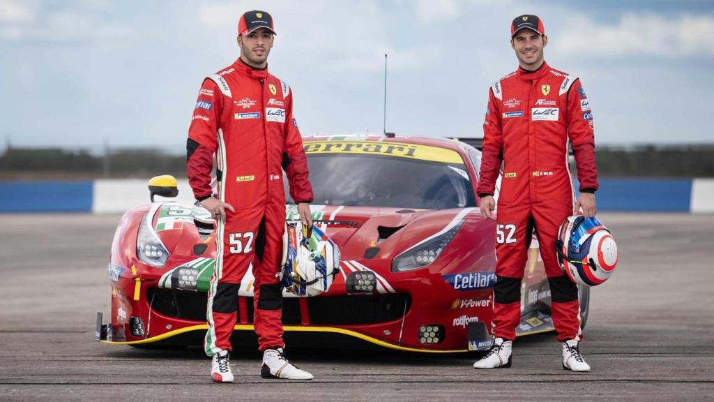 Miguel Molina, junto a Antonio Fuoco y un Ferrari de la categoría GT