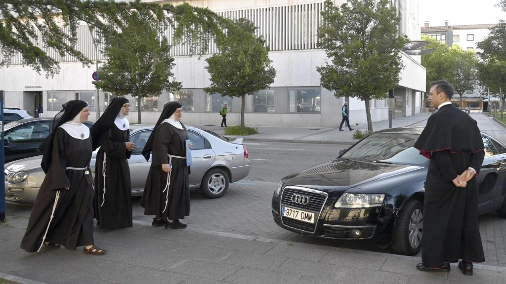 Varias de las clarisas de Belorado junto con su portavoz, José Ceacero, en los juzgados de Burgos