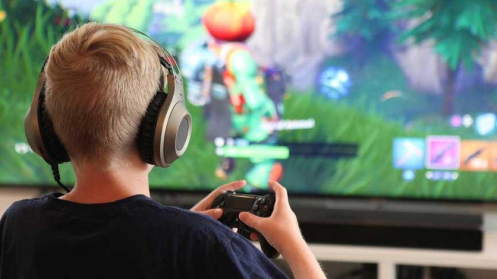Niño jugando al Fortnite