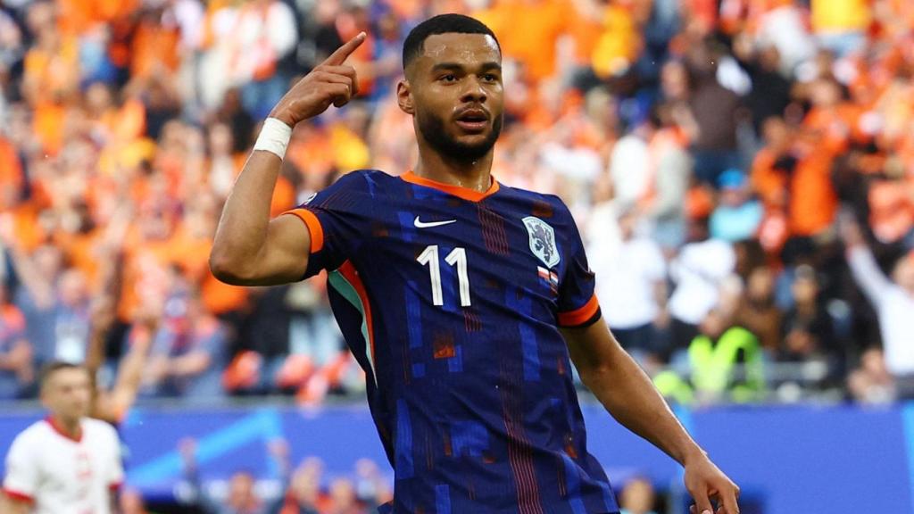 Gakpo celebra su gol frente a Polonia.