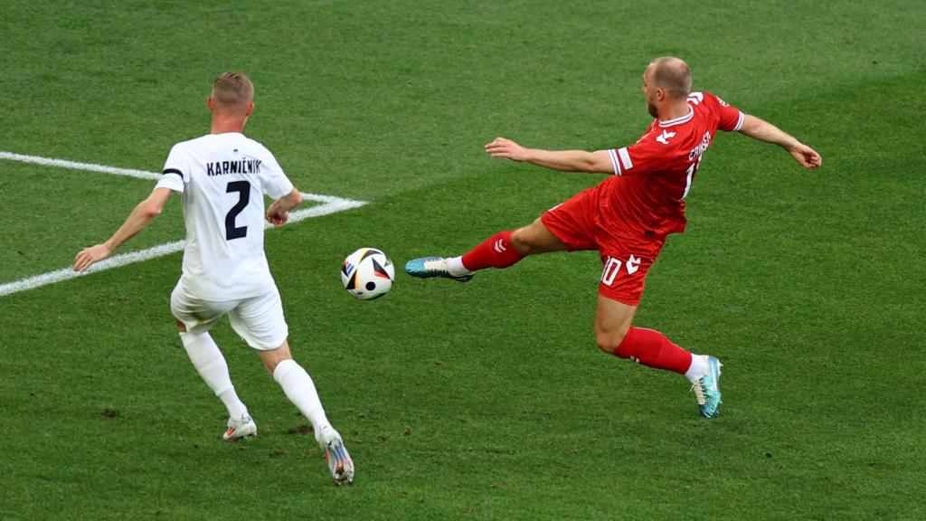 Eriksen anota el gol de Dinamarca ante Eslovenia.