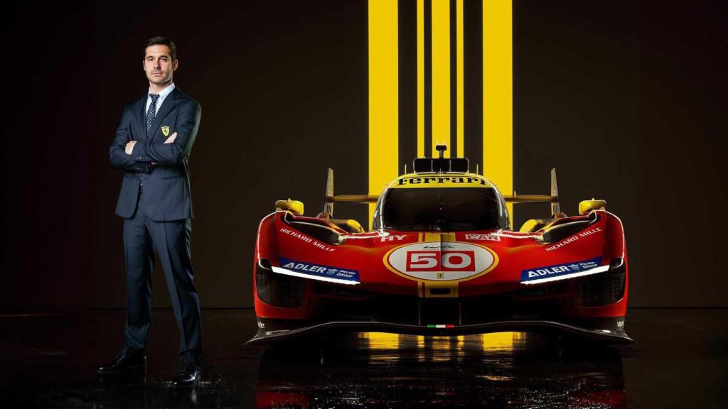 Miguel Molina, junto al Ferrari 499P con el que ha ganado las 24 Horas de Le Mans