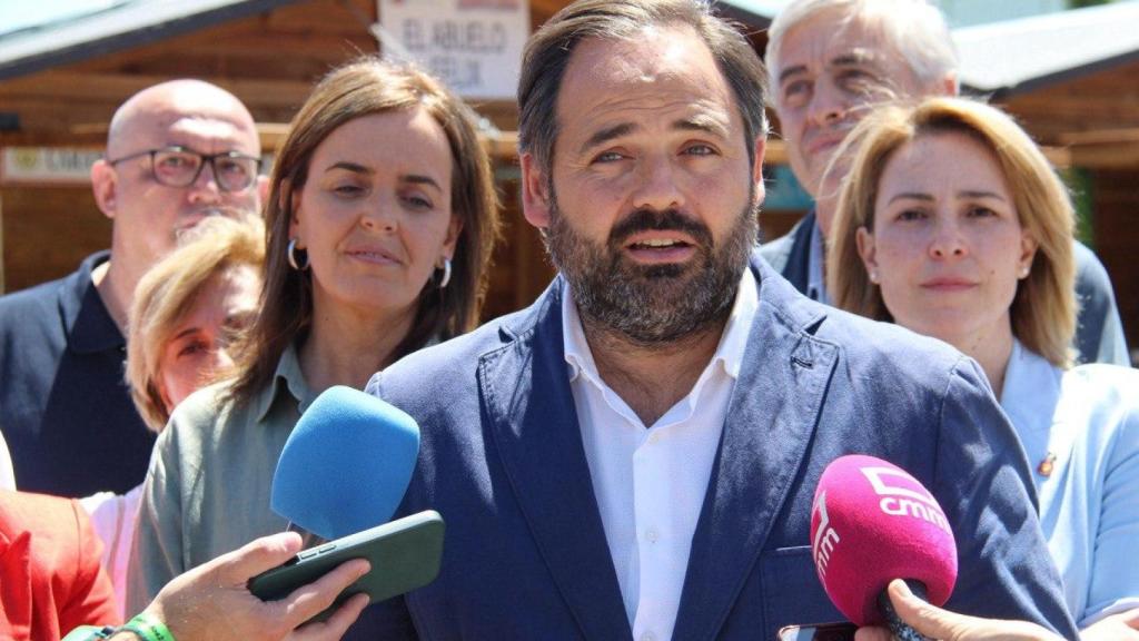 Paco Núñez, en primer término con Carmen Fúnez y Luisa Márquez, este domingo en La Solana (Ciudad Real)