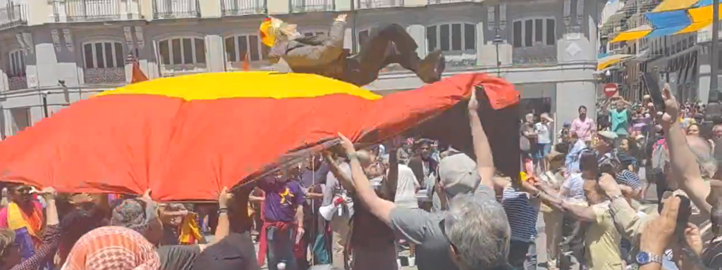 Muñeco de Felipe VI siendo manteado con una bandera republicana.