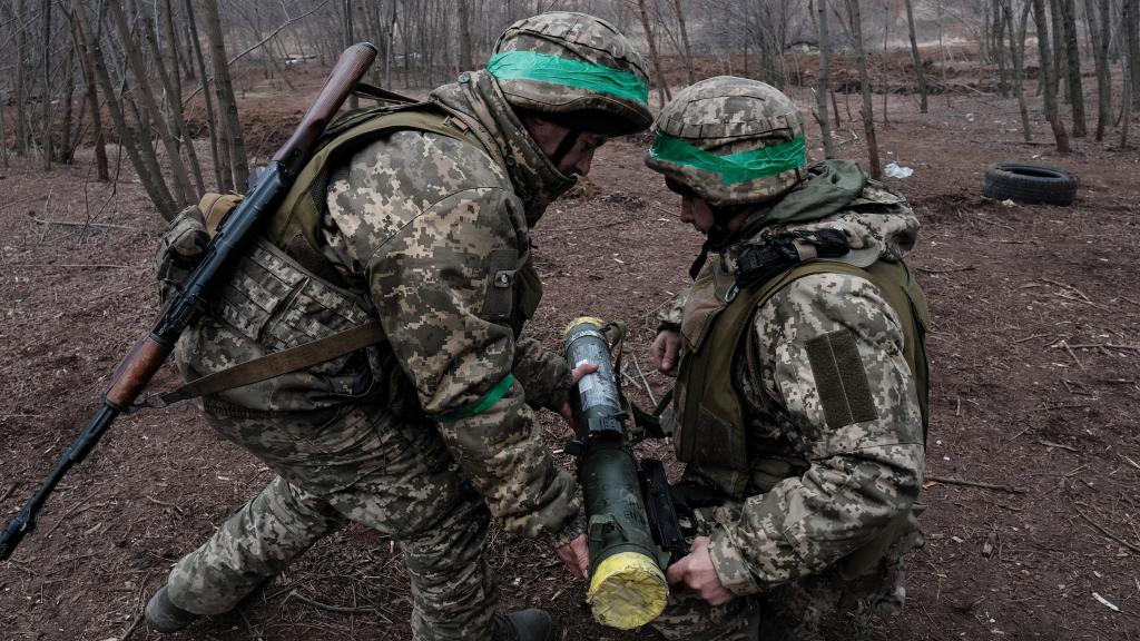 Soldados ucranianos de Infantería aprenden a utilizar un RPG, durante su fase de formación.
