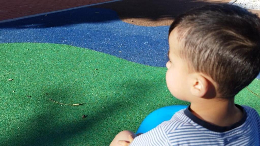 El pequeño Adrián en el parque