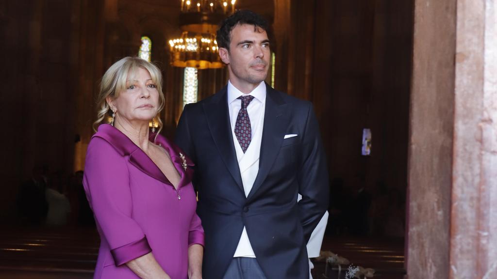 Juancho, el novio, junto a su madre y madrina, Marta Vázquez de Castro, el pasado sábado, día 15.