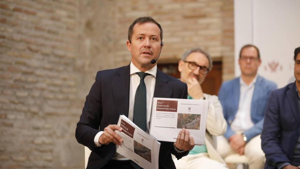 Carlos Velázquez muestra los documentos entregados a la Consejería de Fomento.