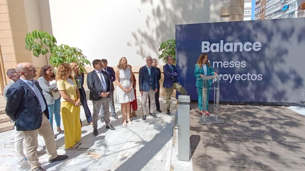 Rebeca Pérez, en el atril, interviene para valorar su primer año de gestión.