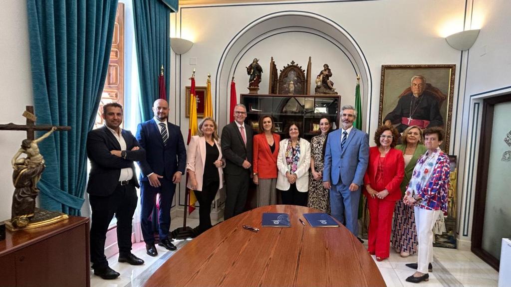 Fotografía de familia tras la presentación del curso.