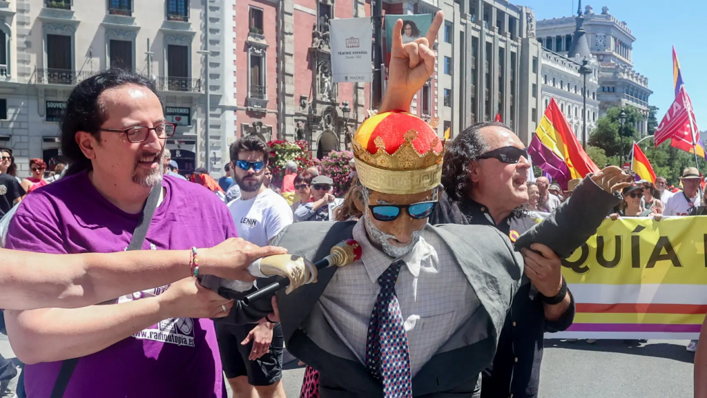Manifestantes en la marcha contra la Monarquía llevan un muñeco de Felipe VI.
