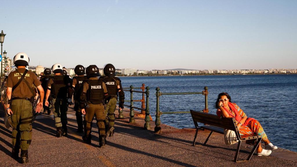 Agentes de policía aseguran una marcha conmemorativa del naufragio de Pilos hace un año, el viernes en Salónica.