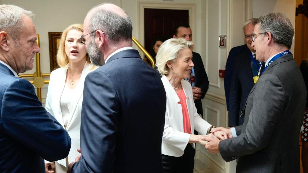 Von der Leyen saluda a Feijóo, entre Tusk y Weber y, al fondo, González Pons, el pasado martes en Bruselas.