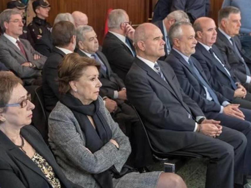 Magdalena Álvarez, la segunda por la izquierda, en el juicio del caso de los ERE en diciembre de 2017.