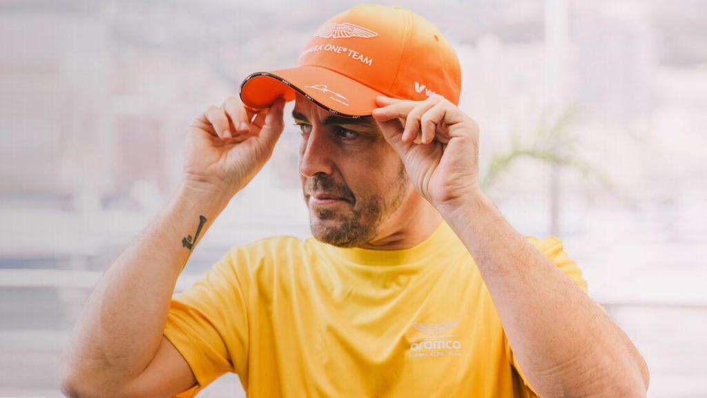 Fernando Alonso con la equipación especial de Aston Martin para el GP de España 2024