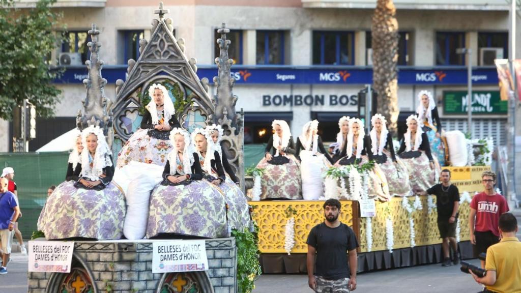 Las Belleas del Foc y sus damas de honor en el coso multicolor de 2023.