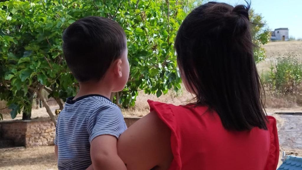 Arima y Adrián de espaldas