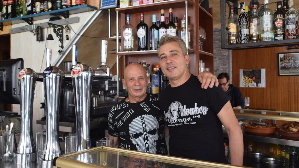 Francisco Trejo y Miguel Trejo detrás de la barra de la Bodega Paco de Valladolid