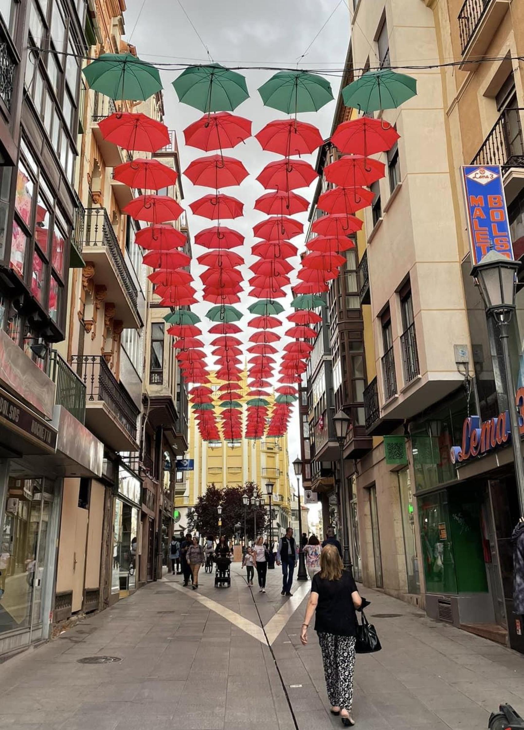 Paraguas verdes y rojos decorando la plaza de Sagasta en Zamora