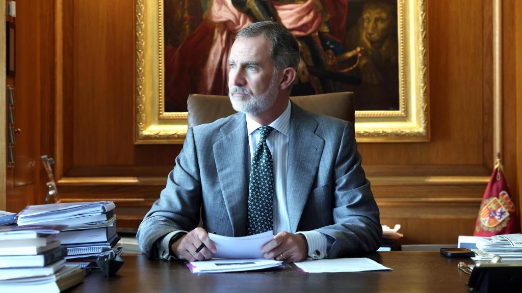 El rey Felipe VI en su despacho. Imagen por su décimo aniversario en el trono.
