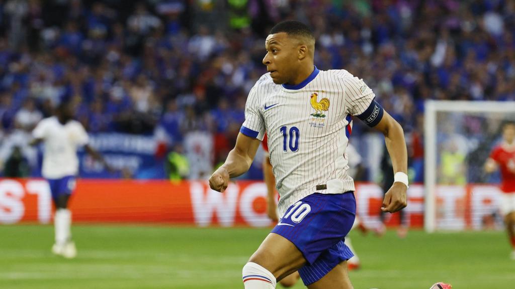 Mbappé durante una cabalgada por banda en el partido de Eurocopa ante Austria.