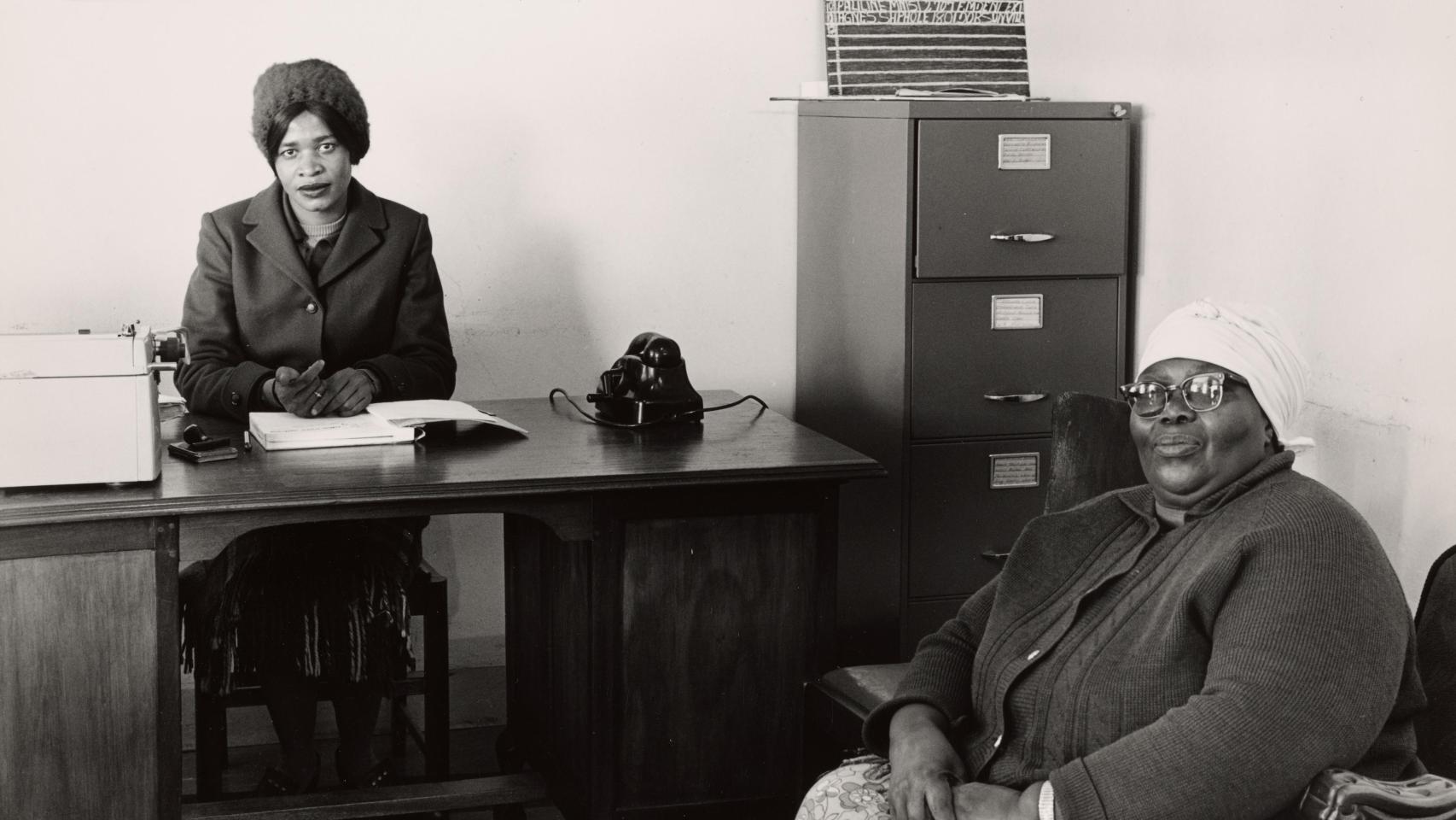 David Goldblatt: 'En la oficina de la funeraria, Orlando West, Soweto', 1972. © The David Goldblatt Legacy Trust