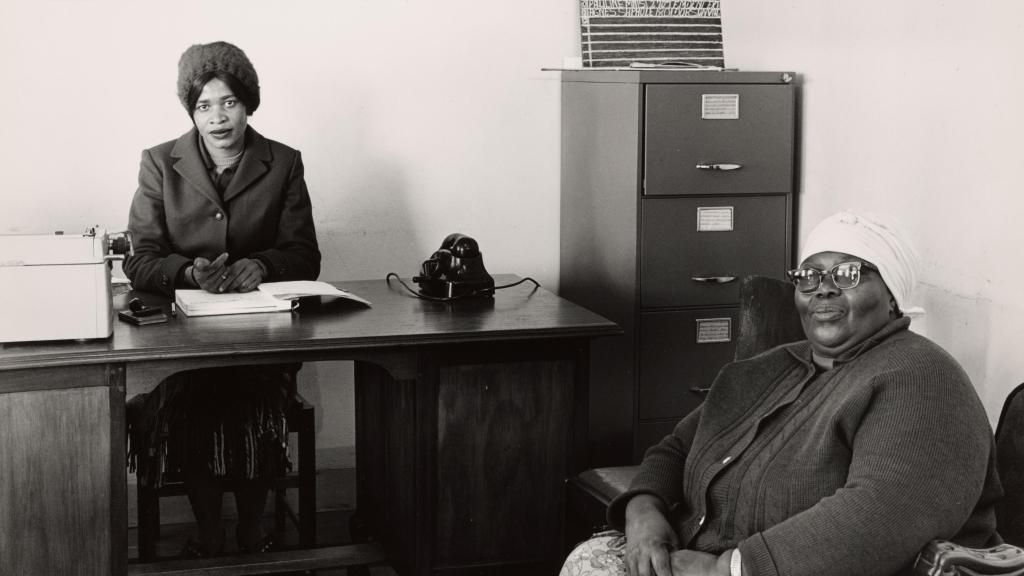 David Goldblatt: 'En la oficina de la funeraria, Orlando West, Soweto', 1972. © The David Goldblatt Legacy Trust