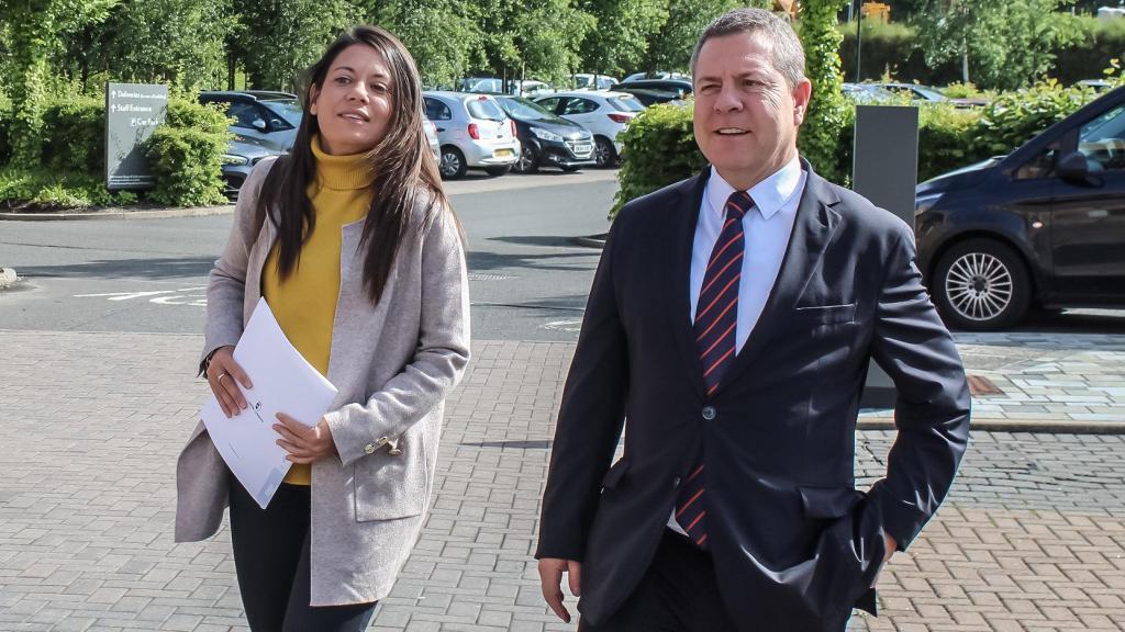 Emiliano García-Page junto a la consejera Bárbara García Torijano, este lunes en Glasgow (Escocia)