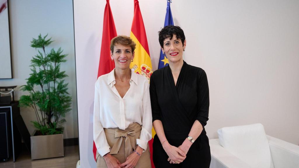 La presidenta de Navarra, María Chivite, con la ministra de Seguridad Social, Elma Sainz, en una imagen reciente.