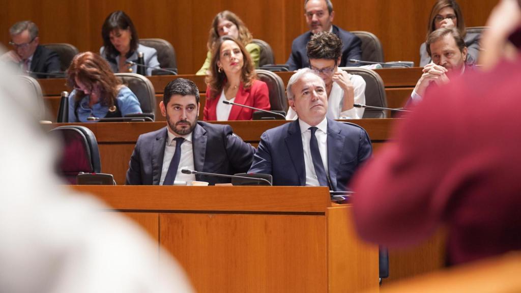 El vicepresidente primero del Gobierno de Aragón, Alejandro Nolasco, junto con el presidente, Jorge Azcón, en el Salón de Plenos de las Cortes.