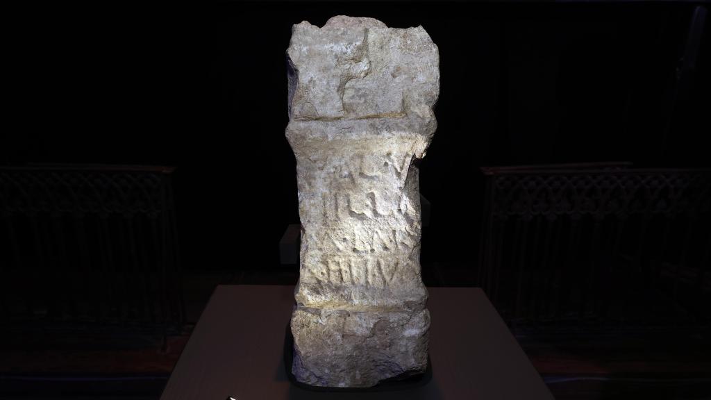 El altar o ara votiva dedicada a la deidad vascónica.