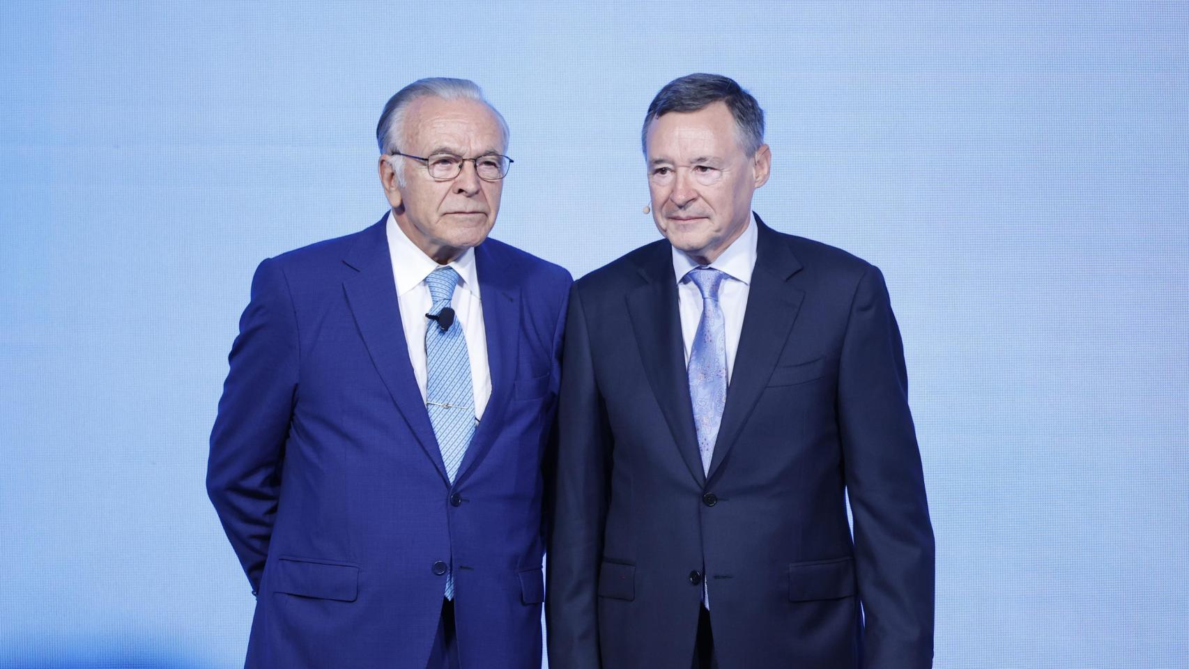 El presidente de CriteriaCaixa, Isidro Fainé (i) y el consejero delegado, Ángel Simón (d), posan durante la presentación del nuevo Plan Estratégico 2025-2030 de CriteriaCaixa.