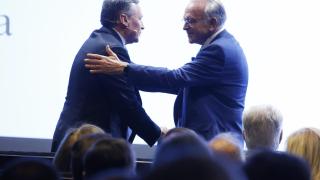 El consejero delegado de CriteriaCaixa, Ángel Simón (i) y el presidente de CriteriaCaixa, Isidro Fainé (d), se saludan durante la presentación del nuevo Plan Estratégico 2025-2030 de CriteriaCaixa,