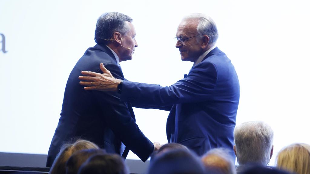 El consejero delegado de CriteriaCaixa, Ángel Simón (i) y el presidente de CriteriaCaixa, Isidro Fainé (d), se saludan durante la presentación del nuevo Plan Estratégico 2025-2030 de CriteriaCaixa.